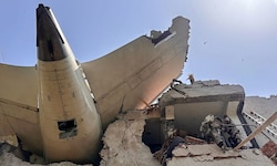 Das Heck der Unglücksmaschine ragte nach dem Crash waagrecht aus einem Gebäude heraus.