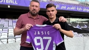 Adis Jasic (re.) mit seinem Manager Ado Fazlic bei der Präsentation.