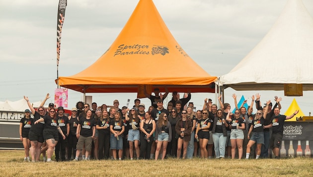 120 Mitarbeiter sind im Spritzerparadies von Christian Gartner für den Durst der Festivalgäste ...