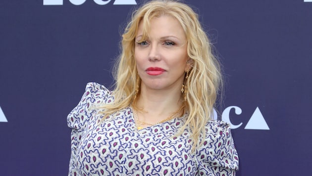 Courtney Love hat einen berühmten Freund, mit dem sie „gewisse Vorzüge“ teilt. Um wen es sich ...