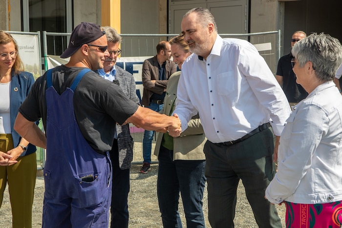 Doskozil bei Gleichenfeier, mit dabei Kurt Fischer und Naturpark-Geschäftsführerin Marlene ...
