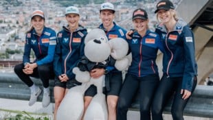 Eder, Pinkelnig, Trainer Diethart, Mühlbacher und Wiegele mit dem neuen Maskottchen (v.l.)