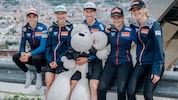Eder, Pinkelnig, Trainer Diethart, Mühlbacher und Wiegele mit dem neuen Maskottchen (v.l.)