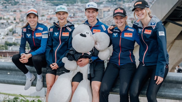Eder, Pinkelnig, Trainer Diethart, Mühlbacher und Wiegele mit dem neuen Maskottchen (v.l.)