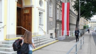 Vor dem Fadingergymnasium in Linz hängen die Fahnen auf Halbmast. In den Schulen werden nun ...