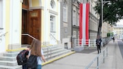 Vor dem Fadingergymnasium in Linz hängen die Fahnen auf Halbmast. In den Schulen werden nun ...