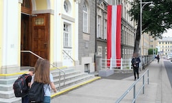Vor dem Fadingergymnasium in Linz hängen die Fahnen auf Halbmast. In den Schulen werden nun ...