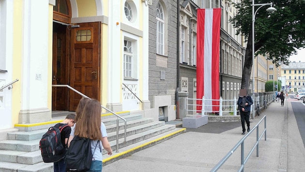 Vor dem Fadingergymnasium in Linz hängen die Fahnen auf Halbmast. In den Schulen werden nun ...