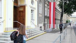 Vor dem Fadingergymnasium in Linz hängen die Fahnen auf Halbmast. In den Schulen werden nun ...