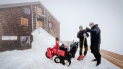 Peter und Toni beim Schneeschaufeln. Hüttenwirt Toni und sein Team haben ab Freitag wieder ...