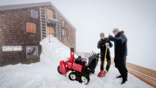 Peter und Toni beim Schneeschaufeln. Hüttenwirt Toni und sein Team haben ab Freitag wieder ...