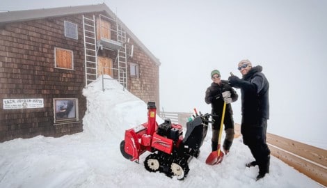 Peter und Toni beim Schneeschaufeln. Hüttenwirt Toni und sein Team haben ab Freitag wieder ...