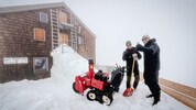 Peter und Toni beim Schneeschaufeln. Hüttenwirt Toni und sein Team haben ab Freitag wieder ...