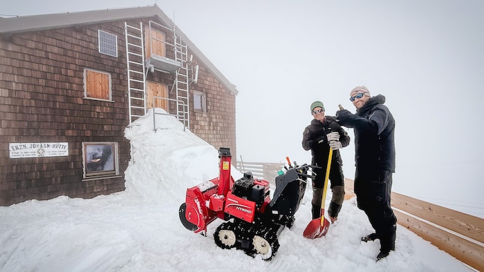 Peter und Toni beim Schneeschaufeln. Hüttenwirt Toni und sein Team haben ab Freitag wieder ...