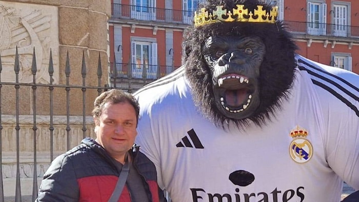 ASV-Obmann Neureiter auf dem Plaza Mayor in Madrid mit affigem Maskottchen.