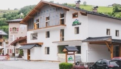 Das Haus Tirol: Rohbau direkt neben dem Dorfkrug im Zentrum von Kaprun.