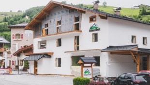 Das Haus Tirol: Rohbau direkt neben dem Dorfkrug im Zentrum von Kaprun.
