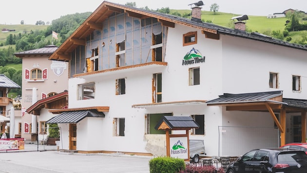Das Haus Tirol: Rohbau direkt neben dem Dorfkrug im Zentrum von Kaprun.