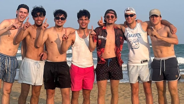 Die SAK-Spieler Konrad-Larionows, Najebullah, Ötztürk, Sulejman, Schuster, Griessner und Gallei ...