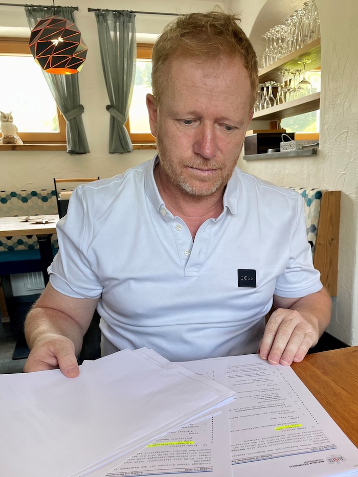 Oliver Egger brütet über einem Stapel an Unterlagen zum Verkauf, der rückabgewickelt wurde.
