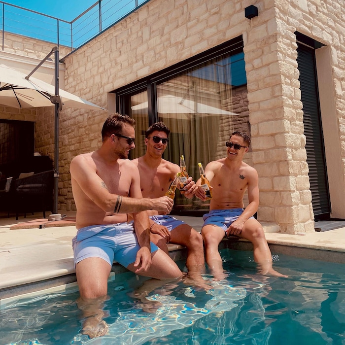 Brambergs Kicker (v. li. Hamzic, Yildirim, Nindl) urlauben in einer Villa im kroatischen Porec