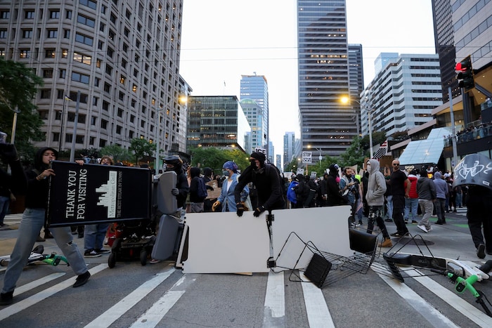 Demonstranten errichten eine Barrikade in Seattle.