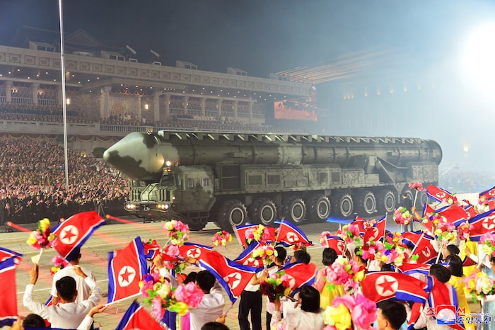 Das sollen die Vorbilder sein: Militärparade in Nordkorea ...