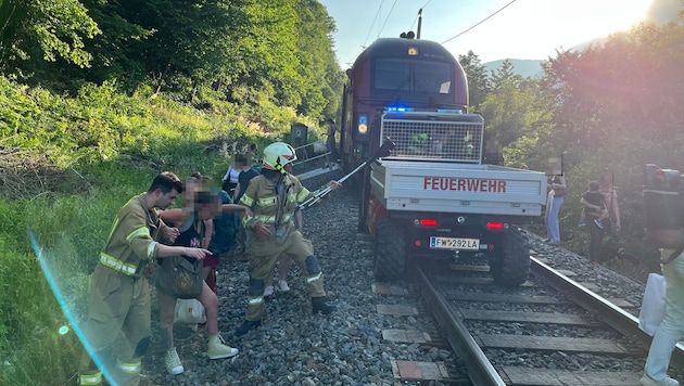 Die Feuerwehr half bei der Evakuierung des Zuges.