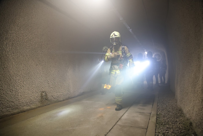 Mit Atemschutzmasken bahnte sich die Feuerwehr den Weg durch die Verbindungstunnel.