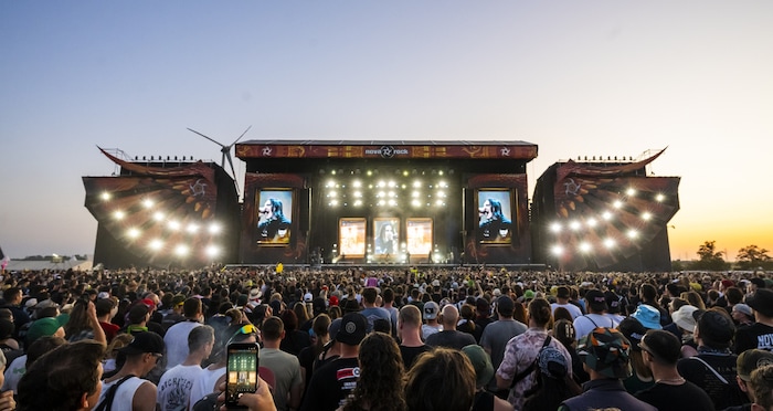 Die Red Stage erstrahlte dieses Jahr erstmals mit Flügeln an der Flanke.