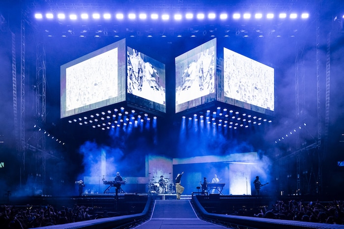 Zwei überdimensionale LED-Würfel prägten das Bühnenbild der wiederbelebten Linkin Park.