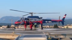 Mit dem Polizeihelikopter wurden die Einsatztaucher an den Ossiacher See gebracht, wo sie ...