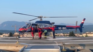 Mit dem Polizeihelikopter wurden die Einsatztaucher an den Ossiacher See gebracht, wo sie ...