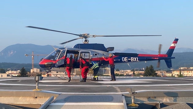 Mit dem Polizeihelikopter wurden die Einsatztaucher an den Ossiacher See gebracht, wo sie ...