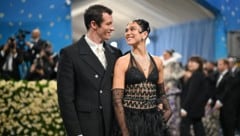 Dua Lipa bestätigt nun die Gerüchte um eine Verlobung mit Callum Turner.