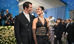 Dua Lipa bestätigt nun die Gerüchte um eine Verlobung mit Callum Turner.