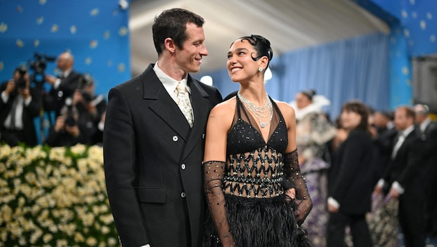 Dua Lipa bestätigt nun die Gerüchte um eine Verlobung mit Callum Turner.