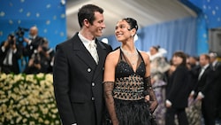 Dua Lipa bestätigt nun die Gerüchte um eine Verlobung mit Callum Turner.