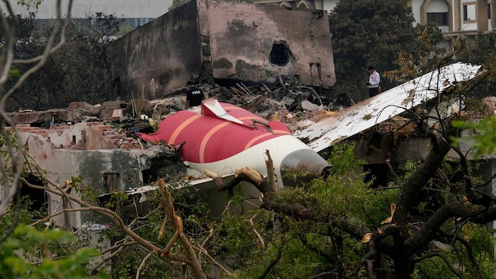 Das Flugzeug stürzte über Wohngebiet ab und krachte auf ein Gebäude.
