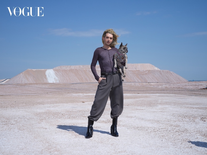 Longsleeve von Ioannes. Anzughose und Ledergürtel von Giorgio Armani; Stiefel von Dsquared2; ...