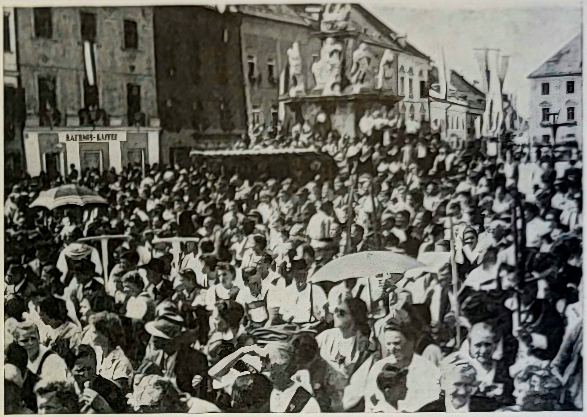 Zahllose Menschen nahmen am offenen Singen beim Volksliedsingen teil, das jahrelang nach St. ...