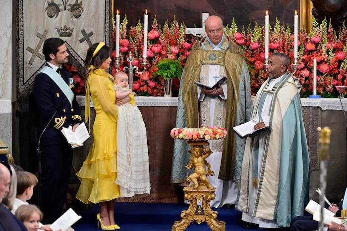 Prinz Carl Philip (links) und Prinzessin Sofia (2. v. l.) mit ihrer Tochter Prinzessin Ines bei ...