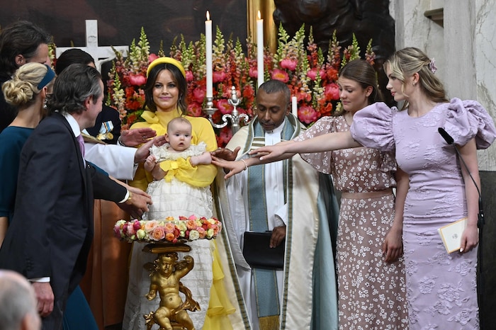 Royale Taufgesellschaft: Prinzessin Sofia (Mitte) mit Töchterchen Prinzessin Ines und Hof-Pastor ...