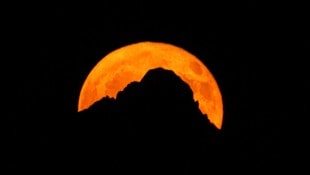 Vom Hohen Kasten in Vorarlberg war der Erdbeermond hinter der Zimbaspitze gut zu sehen.