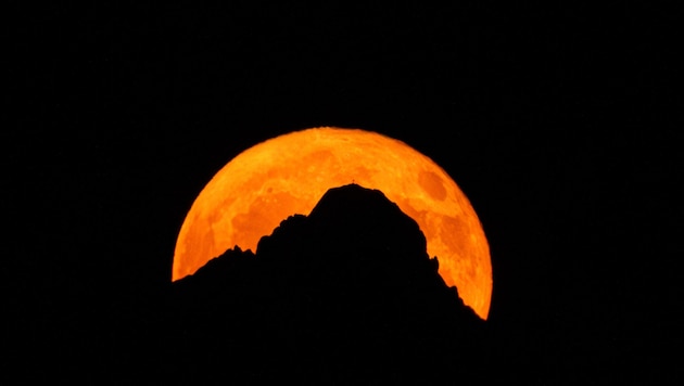 Vom Hohen Kasten in Vorarlberg war der Erdbeermond hinter der Zimbaspitze gut zu sehen.
