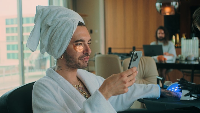 Bill Kaulitz unterhält mit seinen Extravaganzen in der Serie blendend. 