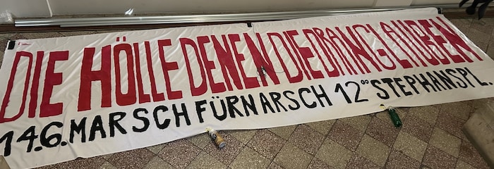 Diese Botschaft wurde an der Karlskirche angebracht.