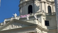 Am Donnerstag wurde auf der Balustrade der Karlskirche ein Transparent mit der Aufschrift „Die ...