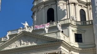 Am Donnerstag wurde auf der Balustrade der Karlskirche ein Transparent mit der Aufschrift „Die ...