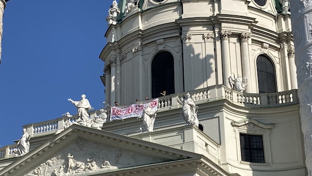 Am Donnerstag wurde auf der Balustrade der Karlskirche ein Transparent mit der Aufschrift „Die ...